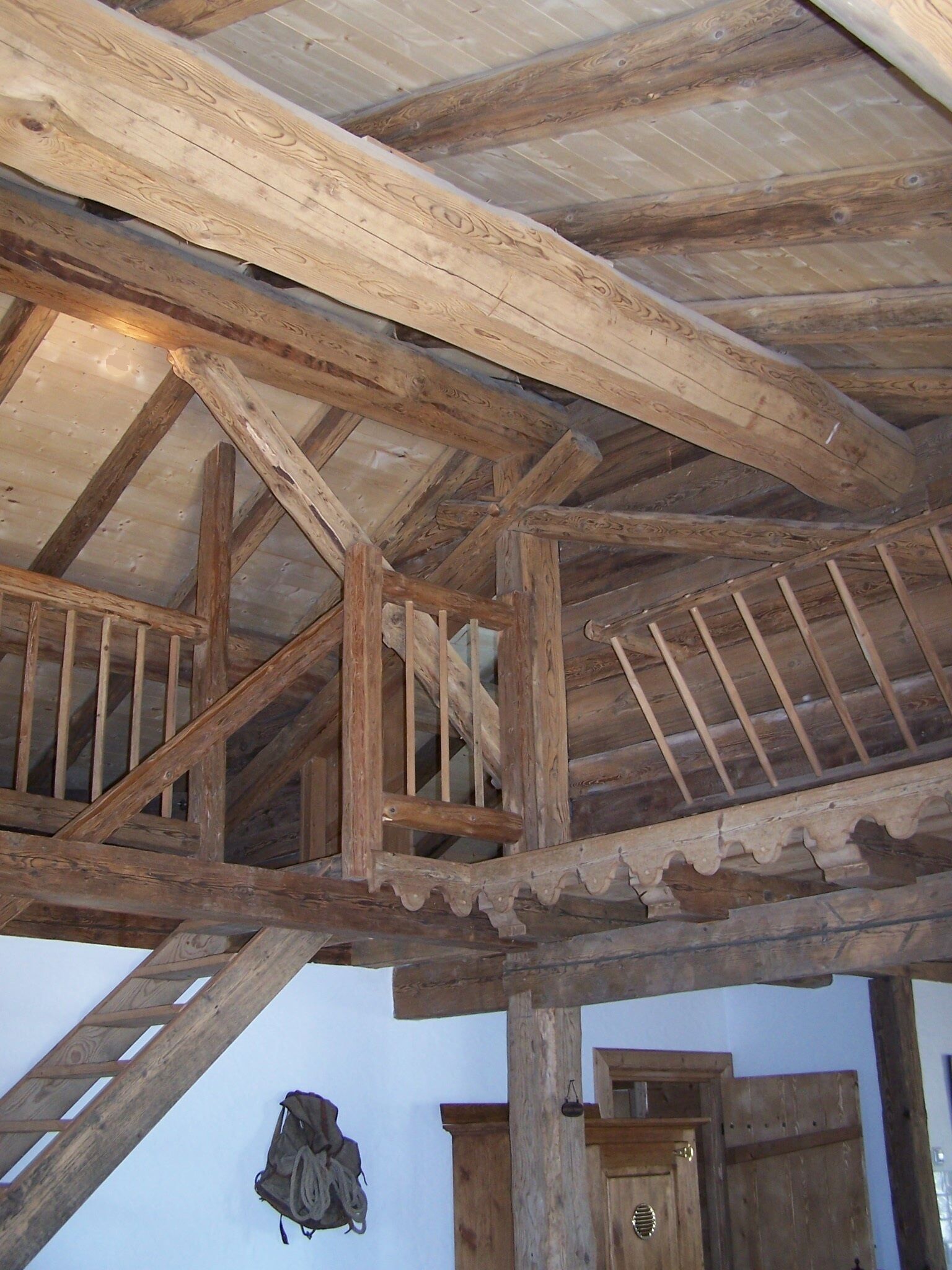 Vue charpente - escalier vers mezzanine jeu et chambre 4