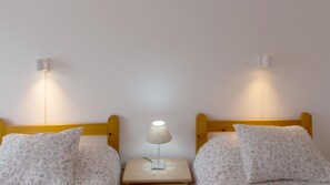 2 chambres, fer et planche à repasser, lit de bébé portatif