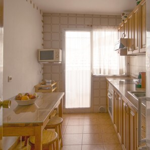 Réfrigérateur, four à micro-ondes, un four, surface de cuisson