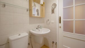 Ensemble baignoire-douche, séchoir à cheveux, serviettes fournies