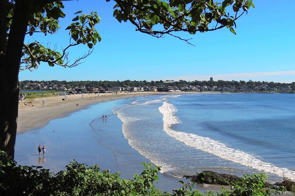 Beach nearby, sun loungers, beach towels