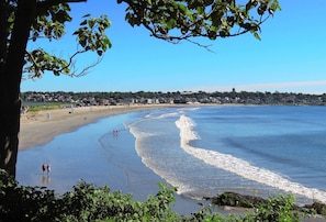 Beach nearby, sun loungers, beach towels