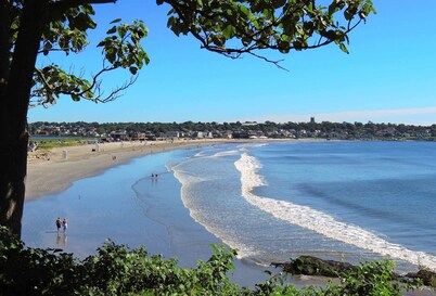 Easton's Beach House: Fall Weekends, Cozy Firepit, Steps to the Beach!