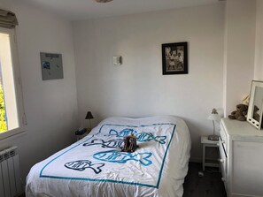 2 chambres, fer et planche à repasser, lit de bébé portatif