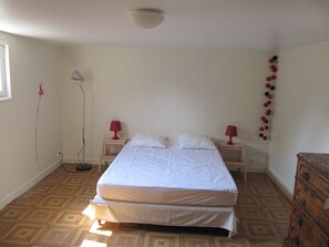 2 bedrooms, iron/ironing board, travel cot, free WiFi