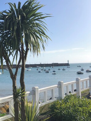 Property grounds - Charming house with garden near the sea 4/6 people. (Étables-sur-Mer)