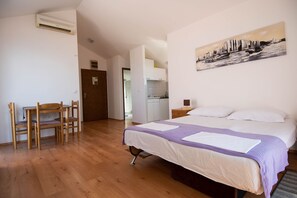 1 chambre, fer et planche à repasser, Wi-Fi, literie fournie