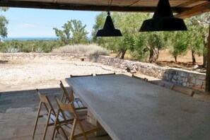 Outdoor dining - Villa of 4 conical roofs (trullo), fully renovated in big property. Sea view (Ostuni)