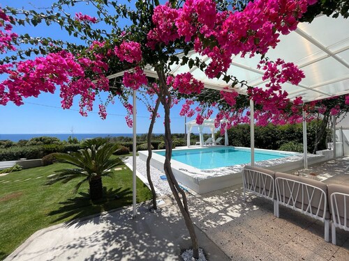 Sea Front Villa with Private Pool - Free WiFi