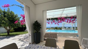 A dining area with a view of a pool and the sea. - Sea Front Villa with Private Pool - Free WiFi (Santa Maria di Leuca)