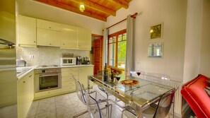 Fridge, microwave, oven, stovetop - Agios Georgios Pagi - 2kms from the beach (Agios Georgios Pagi)