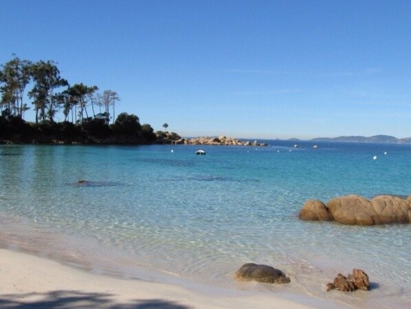 Una playa cerca, sillas reclinables de playa