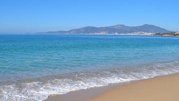 Plage à proximité, chaises longues