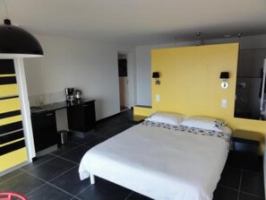 2 slaapkamers, een strijkplank/strijkijzer, beddengoed