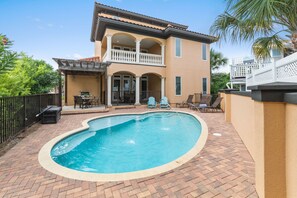 Una piscina al aire libre, una piscina climatizada