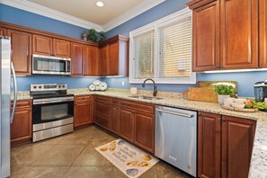 冰箱、微波炉、烤箱、炉灶