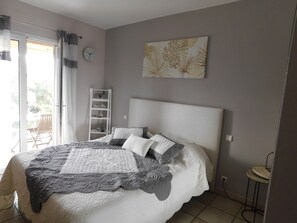 3 chambres, fer et planche à repasser, Wi-Fi, draps fournis