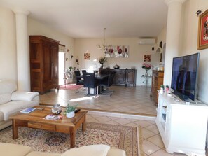 TV, books, stereo - Detached villa with good amenities, private pool, close to Aix en Provence (Coudoux)