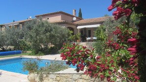 A pool surrounded by stone walls and lush greenery, with a building in the background. - Detached villa with good amenities, private pool, close to Aix en Provence (Coudoux)