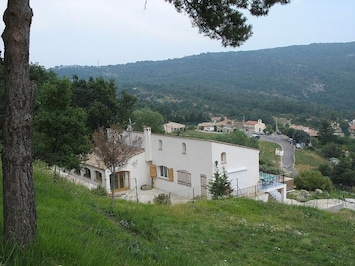 vue cour cÎté Nord
Ouest et aperçu Piscine
cÎté Sud Ouest