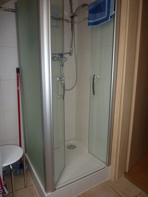 Shower, hair dryer, towels, soap - Spacious 3-star apartment with a large balcony between Lake Ammersee and Lech (Bayern)