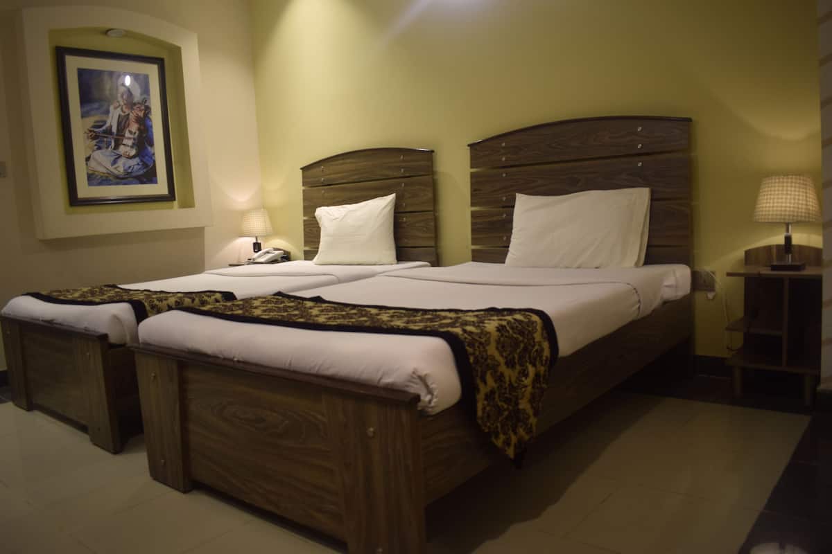 Chambre Deluxe Double ou avec lits jumeaux, plusieurs lits, fumeurs | Décoration personnalisée, ameublement personnalisé, bureau