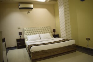 デラックス ダブルルーム ダブルベッド 1 台 バリアフリー シティビュー | 客室ごとに異なる装飾、客室ごとに異なるインテリア、デスク、遮光カーテン