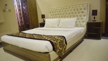 بديكورات فريدة لكل غرفة وطراز فريد لكل وحدة ومكتب وستائر تعتيم