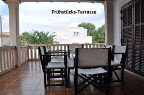 Outdoor dining - Spacious villa m. Pool, -very close to the beach, family-friendly, wireless (Portocolom)