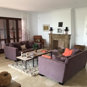 TV, fireplace, DVD player, books - Spacious villa m. Pool, -very close to the beach, family-friendly, wireless (Portocolom)