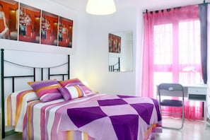 2 makuuhuonetta, työpöytä, silitysrauta/-lauta, ilmainen Wi-Fi