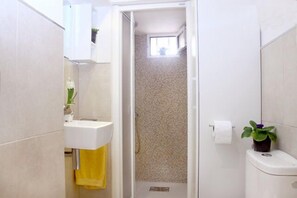 Een douche, een haardroger, een bidet, handdoeken