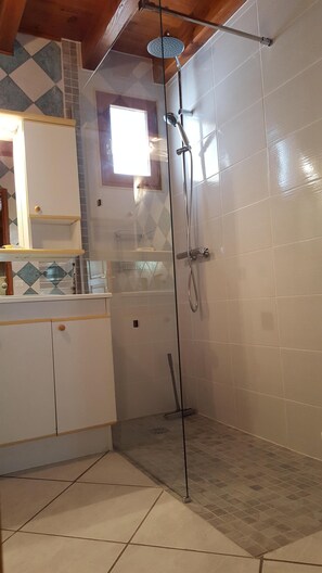 Combined shower/bathtub, hair dryer - Garden apartment near Lake Annecy, ideal for family holidays ... (Lathuile)