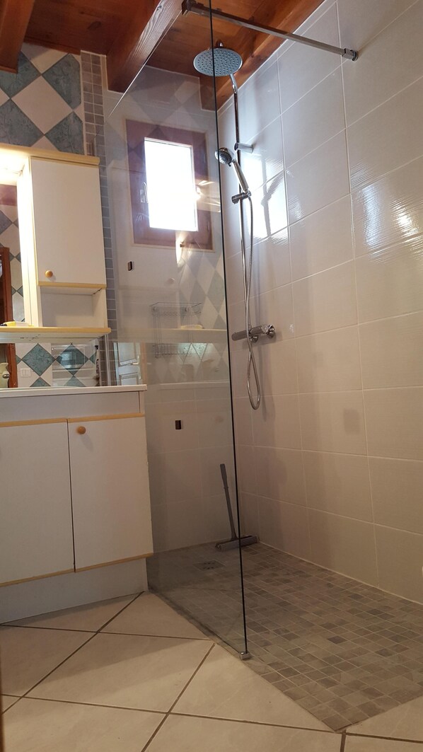 Bathroom - Garden apartment near Lake Annecy, ideal for family holidays ... (Lathuile)