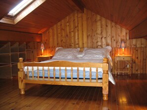 2 bedrooms, iron/ironing board, travel crib