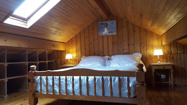 2 bedrooms, iron/ironing board, travel cot