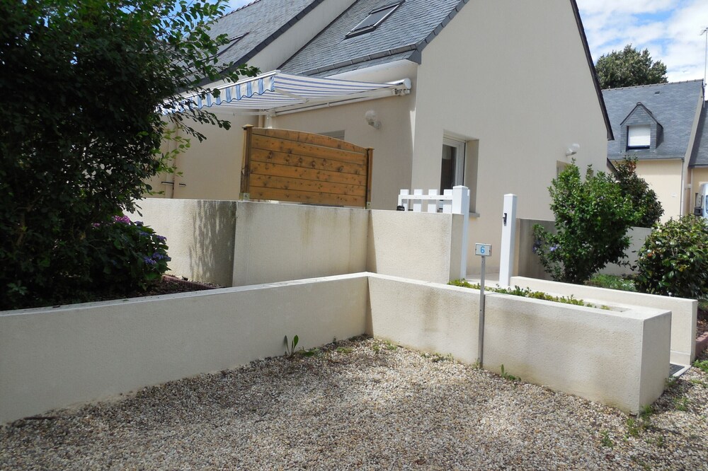 Located 900 meters from the beach, between ocean and gulf. quiet environment