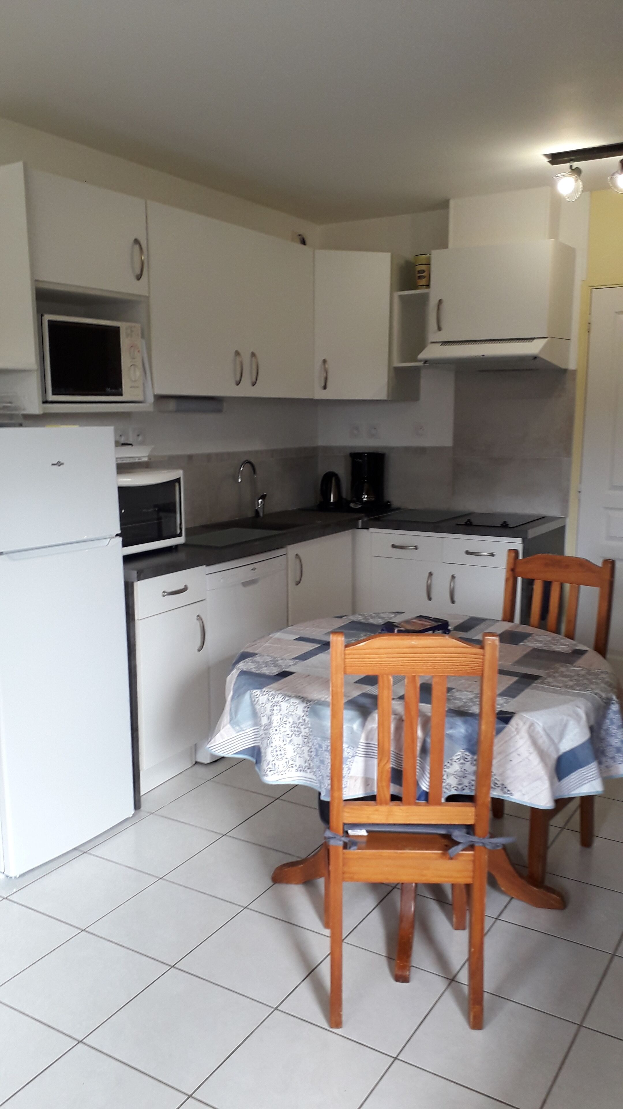 Located 900 meters from the beach, between ocean and gulf. quiet environment