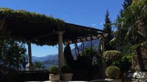 A table with a 'RESERVED' sign, two wine glasses, and a basket of bread. - THE SUNRISE GUEST HOUSE -  CONFORT & EASY (VARENNA)