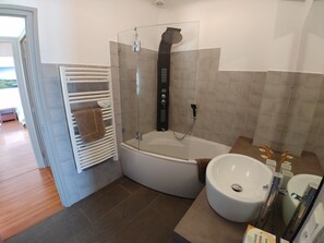Combined shower/bathtub, hair dryer, towels, soap - 120 m² apartment with view and direct access to the sea (Anglet)
