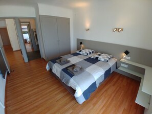 3 chambres, bureau, fer et planche à repasser, lit parapluie