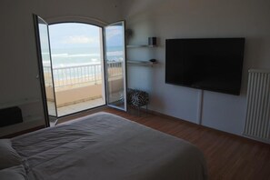 3 bedrooms, desk, iron/ironing board, travel cot - 120 m² apartment with view and direct access to the sea (Anglet)