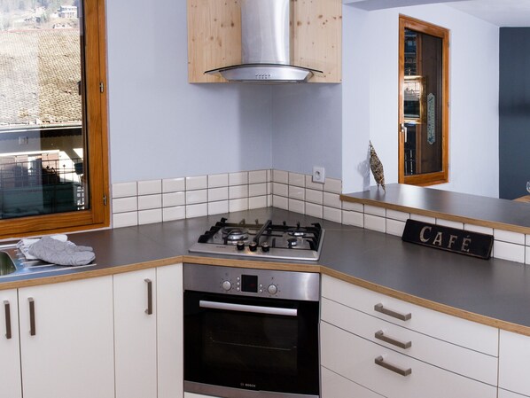 Een koelkast, een microgolfoven, een oven, een kookplaat