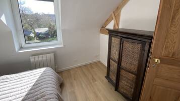 2 chambres, fer et planche à repasser, Wi-Fi gratuit, draps fournis