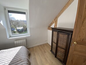 2 bedrooms, iron/ironing board, free WiFi, bed sheets