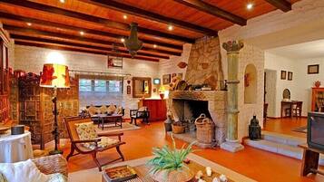 Smart-tv, eldstad och en stereo