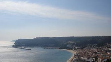 NĂ€ra stranden och solstolar