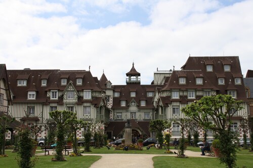 Apartamento de 4 habitaciones, 80 m2, ubicación excepcional frente al Hotel Normandía, vistas al mar