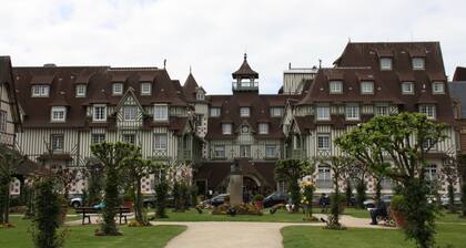 Apartamento de 4 habitaciones, 80 m2, ubicación excepcional frente al Hotel Normandía, vistas al mar