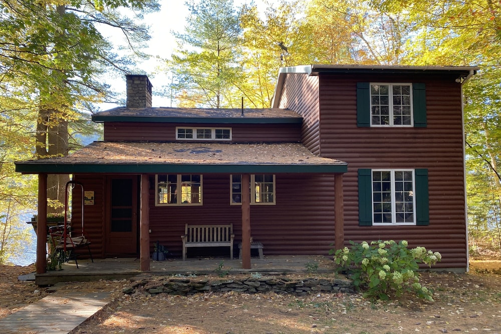 On Moose Pond: Lake/ski house with mountain views!!